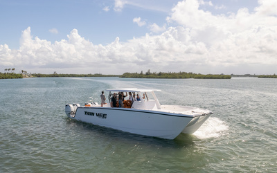 Twin Vee 400 Center Console GFX