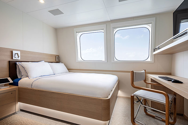 The crew of 20 persons is accommodated in double cabins with single beds and in double rooms with one double bed. They all meet the requirements of the International Labour Organization Convention.