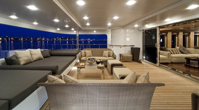 The main salon. Open stern