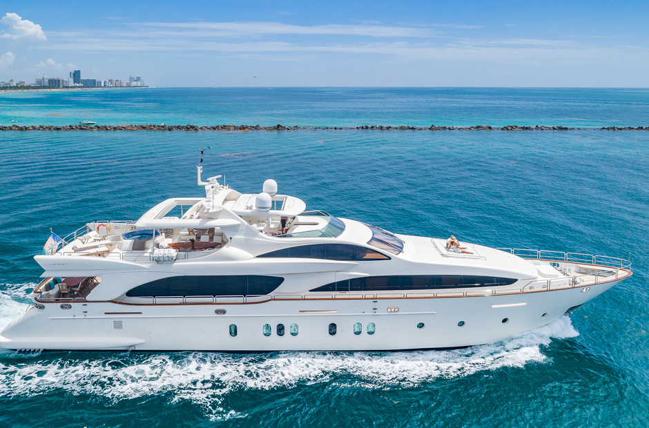 Azimut Happy Hour