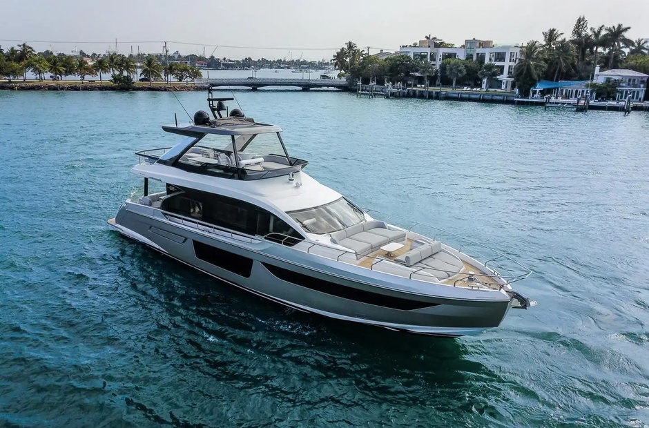 Azimut Crimson
