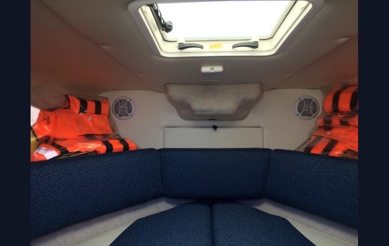 Bayliner 210 Deck Boat (2006)