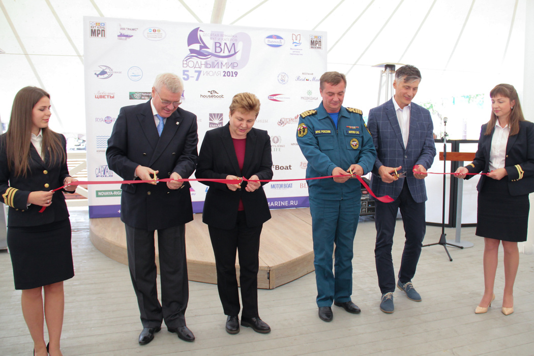 It was an honor to cut the red ribbon at the opening ceremony of the «Vodnyi Mir» fair to Sergei Zotov, Head of the Moscow Region State Inspectorate for Investments and Development,» Vladimir Markin, Deputy Head of the FGBU Moscow «Channel, and Alexandra Kochetinina, Acting Mayor of Dolgoprudny.     