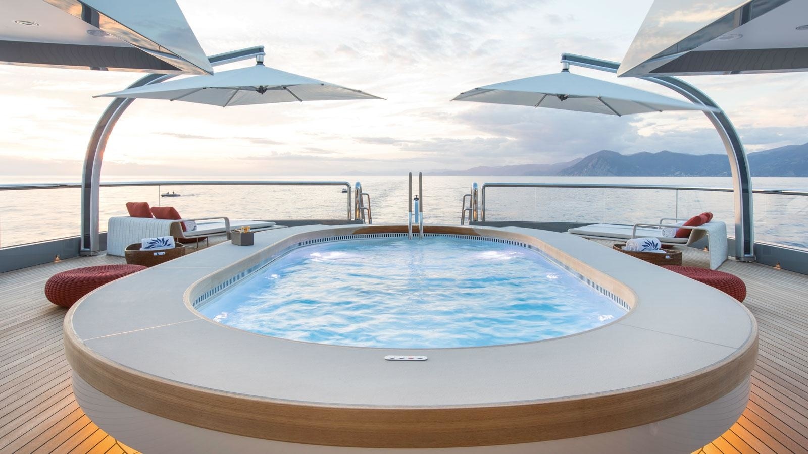 The effect of maximum fusion with nature is guaranteed again by the glass bulwarks. The most important thing is that aesthetics does not run counter to safety considerations. By the way, pay attention to the folding carbon umbrella masts. Bravo, Louise de Basto!