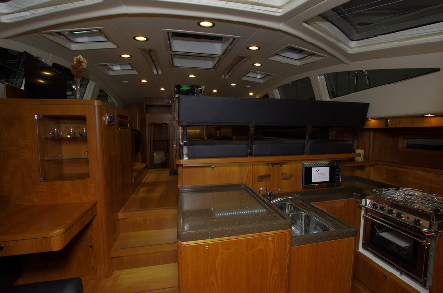 Salon and galley: the layout is a bit unusual.