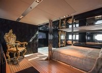 Планировкой на «модной» яхте предусмотрены четыре гостевые каюты, каждая из которых названа в честь экзотического животного: жирафа, носорога, слона и крокодила. Поселившись, к примеру, в «носороге», вы никогда не спутаете его с другими тремя, ведь дверные ручки в каюты выполнены в форме голов соответствующих представителей фауны.