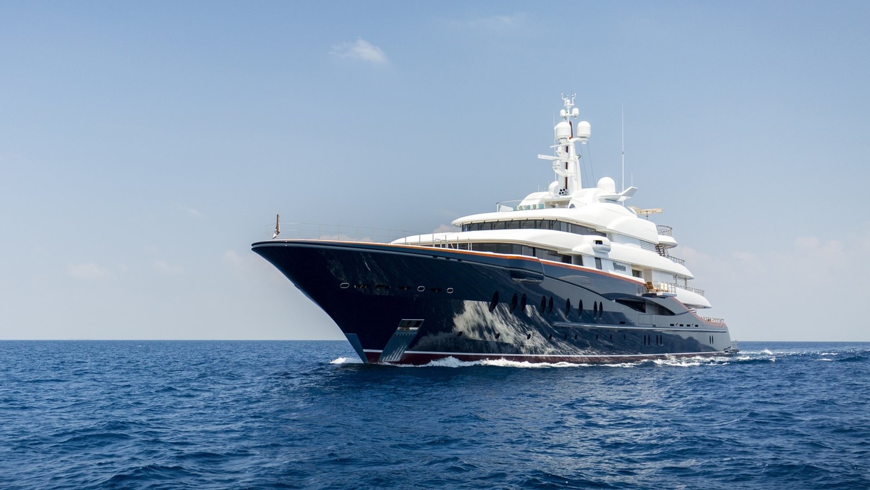 A week of living aboard Nirvana, owned by» Vladimir Potanin, General Director «of Norilsk Nickel, will cost €900,000. The superyacht was designed by the design bureau of Sam Sorgiovanni and built by the German Oceanco. It has everything and more on it. More is a mini terrarium with chameleon and lizards.