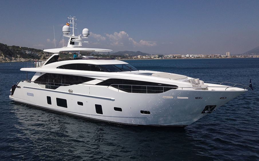 The 30-meter Bandazul is equipped with two MTU diesel engines with an output of 1920 horsepower, the maximum speed of which is 22 knots.