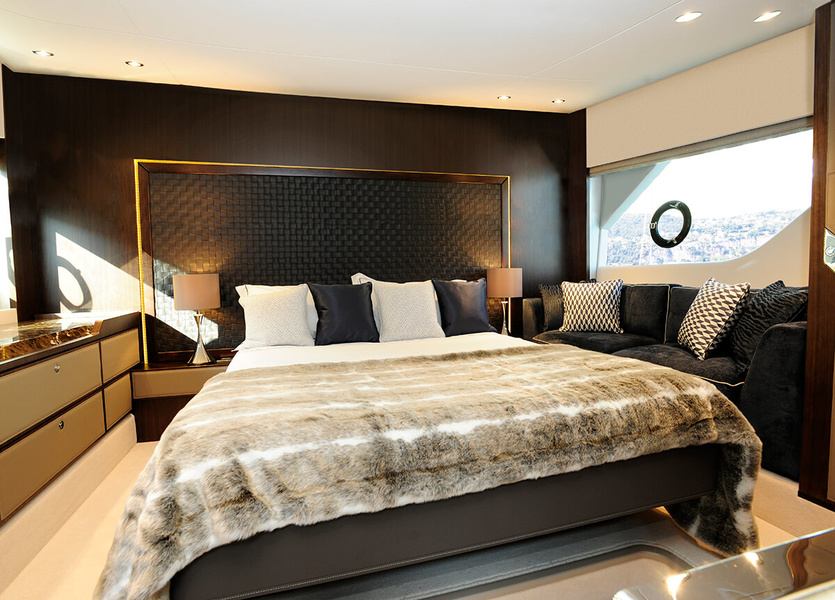 Royal Master Cabin Fairline Squadron 53
