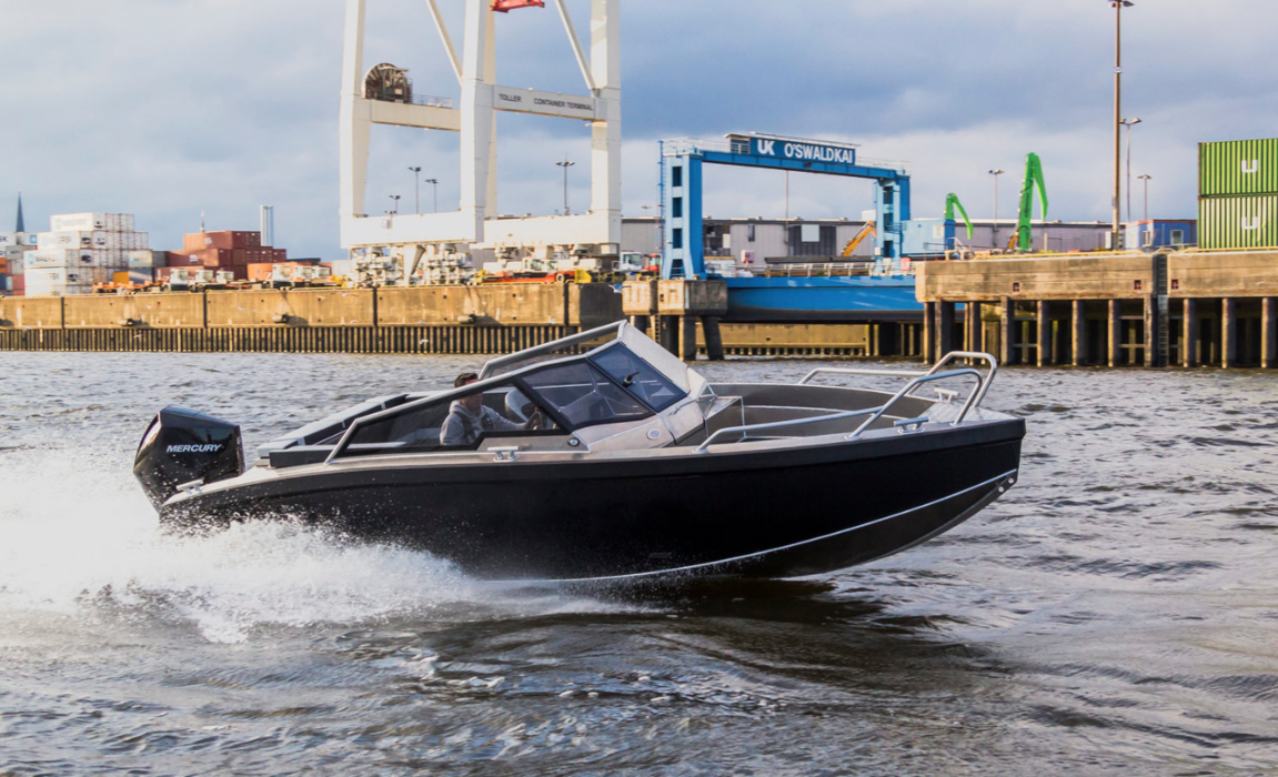 Aluminum 7,13 meter open boat Voyager 700 Open is a new model from the Samara shipyard «Volzhanka». The boat is designed for eight passengers. Thanks to anti-slip pads on the bow deck and in the cockpit, self-draining cockpit and increased crinolines, the model is characterized by increased safety. Functions are added to the boat by aft steps and aft bulkheads with coamings, consoles in the cockpit, under the bow deck and under the passenger sofa, which are standard on the boat.