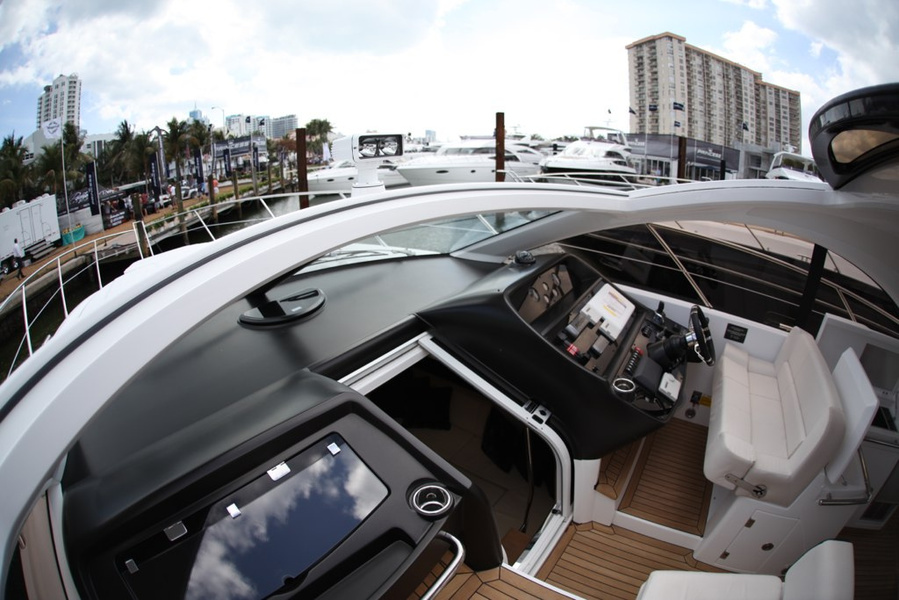 Sunseeker 48 Portofino. Sunseeker's is the second best of the boats I've looked at, but this hatch through which I look... The Azimuth's hatch is made like in a car - the transparent and opaque parts walk separately. All the other boats are with an opaque hatch. 