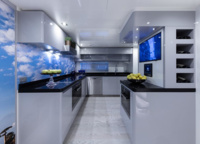 Although the kitchen looks modern and minimalistic, there are also references to the African theme - baobabs on the wall panels and, of course, leopard cushions on the sofa in dinette. 