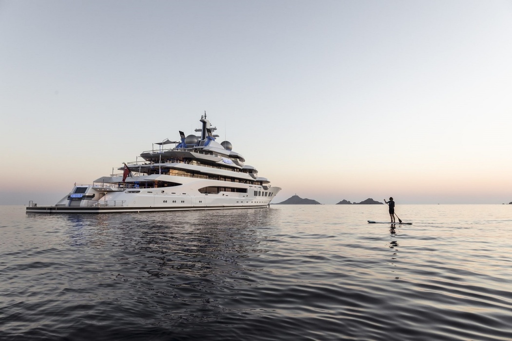 From the very first day Imperial broker was involved in this project, having set itself the task to build a truly star team that could help them translate customer expectations into reality. The link between the designers Espen Øino and Francois Zuretti, who worked together on the 71-metre Saint Nicolas, worked perfectly.