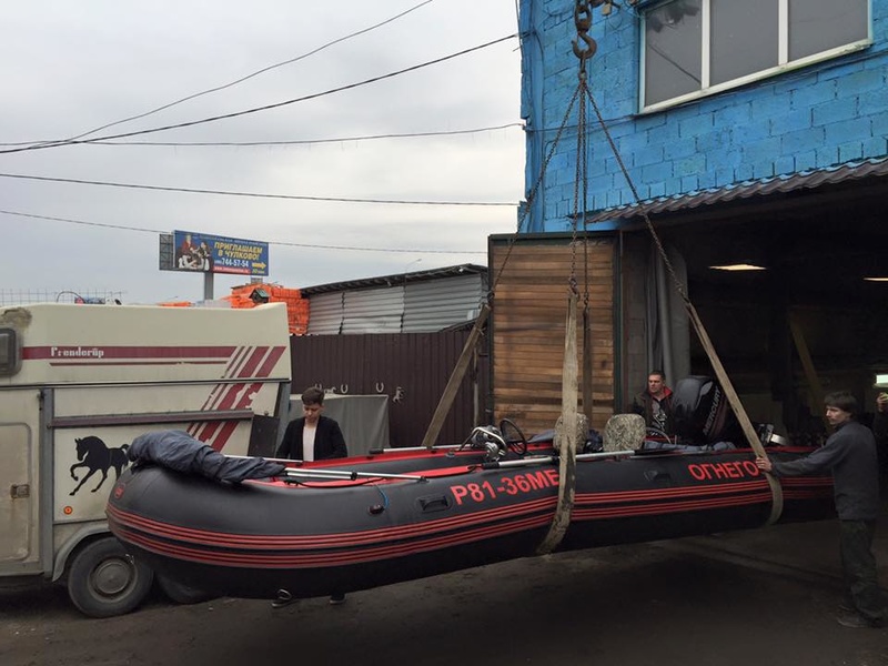 The beginning of the journey. «Ognegon»'s cylinders are armored below, yet it has no hard keel and no bottom like RIB. Inside, the boat is reinforced with plywood and aluminum strips.