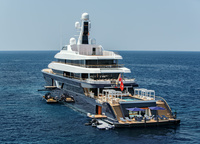 Staying at the marinas is definitely not about Lonian. An experienced boat owner spends as much time away from the shore as possible, and as soon as there is a quiet picturesque place in the middle of the sea, the anchor rushes immediately, the swim platform at the stern is forced by sun loungers and umbrellas, and a variety of toys descend from the open doors of the tender garage.
