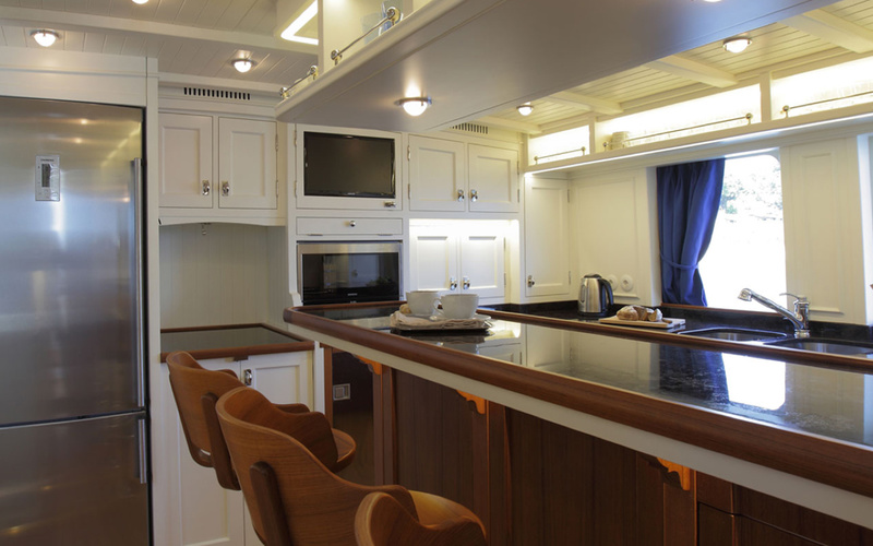 Reliant 93 Motor Yacht