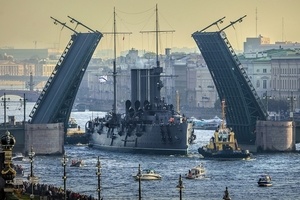&laquo;Аврора&raquo; под конвоем
