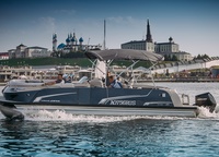 Канадский понтонный Princecraft Vogue 27 SX выглядел, пожалуй, наиболее необычно в этом «цветнике» лодок и катеров. Самый роскошный из серии Vogue, он оснащен барной стойкой и лаунж-баром на корме. Там же располагаются два комфортных кресла для отдыха.