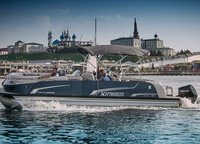 Канадский понтонный Princecraft Vogue 27 SX выглядел, пожалуй, наиболее необычно в этом «цветнике» лодок и катеров. Самый роскошный из серии Vogue, он оснащен барной стойкой и лаунж-баром на корме. Там же располагаются два комфортных кресла для отдыха.