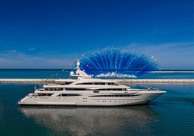 The Mimtee boasts a width of 13.5 meters and a gross tonnage of 1400 GRT.