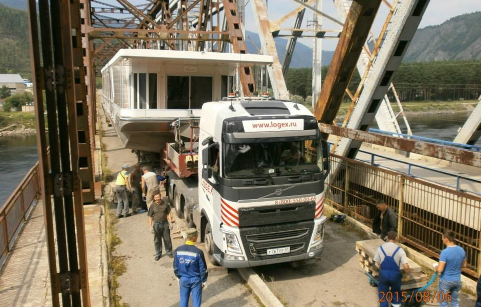 Rearrangement of the decking as the road train progresses