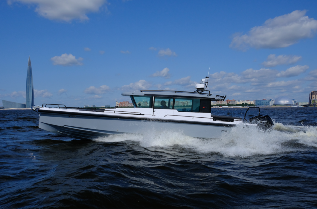 The Axopar 37 Cabin, an 11.2 metre outboard motorboat, will be arriving from Finland at the show. The model is made of fiberglass and will be available from 2015. In 2017, she won the Motor Boat Awards in the Sportsboats and RIB's category for her «excellent sailing and seaworthiness, ultra-modern style and choice of layouts». Customers have a choice of configurations with engine power (or a pair of engines) from 350 to 600 hp. The boat can reach a maximum speed of 45 knots.