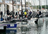 На третий день гонки и вовсе отменили: ﻿задувало 29 узлов с порывами до 30-32 и тенденцией к увеличению﻿. Море было очень бурным, и пришло официальное предупреждение от французской метеорологической службы, призывающей избегать выхода в море. Весь флот отправился на общественные мероприятия: картинг и дегустацию вин. ﻿«Странные ветровые условия? Для Йера они были ожидаемы — тут часто такое. Практически не бывает средних ветров: если свежо, так свежо, если слабо, то слабо﻿», — впоследствии прокомментировал погодные колебания тактик B-Team Артем Басалкин. Зато четвертый день оказался ударным — сразу четыре старта. Еще две гонки удалось провести в последний день регаты.﻿﻿