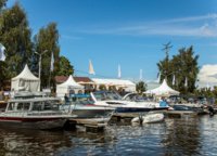 In tents on the shore visitors could get acquainted with the activities of companies providing a full range of services for the maintenance of water-motor vehicles.