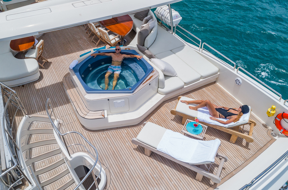 Azimut Happy Hour