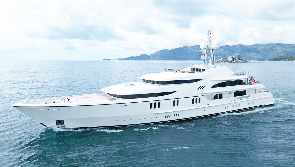 The honor of opening the top-list fell 67-meter Anna Dmitry Rybolovlev, who owns FC «Monaco». It is important not to confuse this «Anna» (2007) with the new «Anna», known under the working name Project 1007, - her Rybolovlev is only preparing to receive. They are both from Feadship. Designed by the British studio Michael Leach Design, Anna - the «old» lady - boasts a large saloon on the main deck that easily converts into a nightclub, as well as a helipad, hammam and folding balconies. Get ready for everything for €500,000 (here and below is Yacht Charter Fleet's summer charter data).