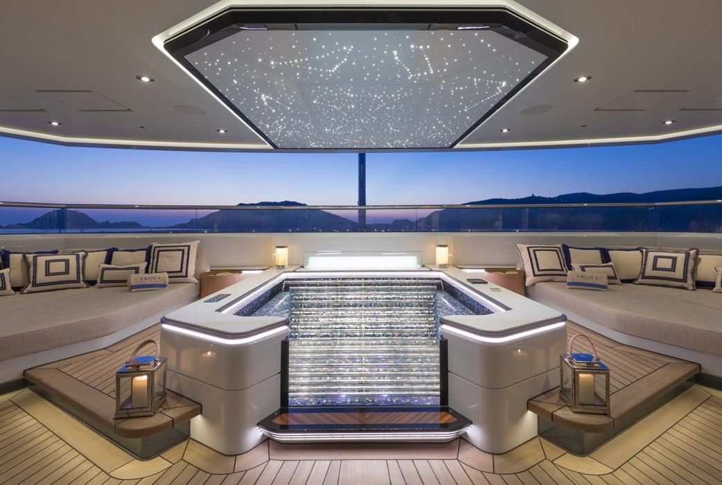 The mosaic also decorates the Jacuzzi. Above all this beauty is the «starry sky», perfectly familiar to all fans and even more so to the owners of Rolls-Royce. 