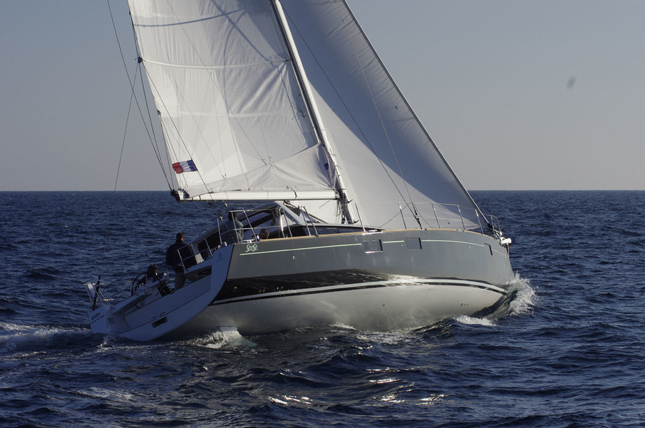 Sense 55: Clear view of cheekbone in the stern and windward steering wheel.
