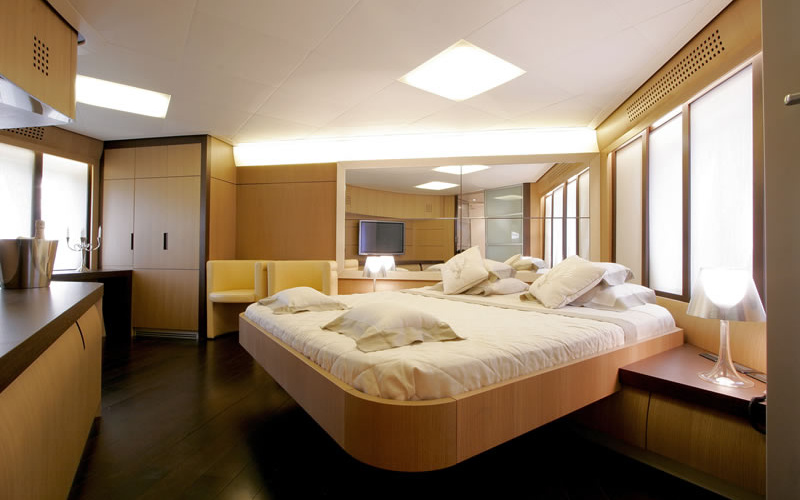 Pershing 90