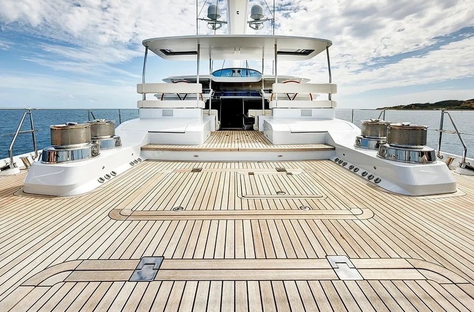 Alloy Yachts Encore