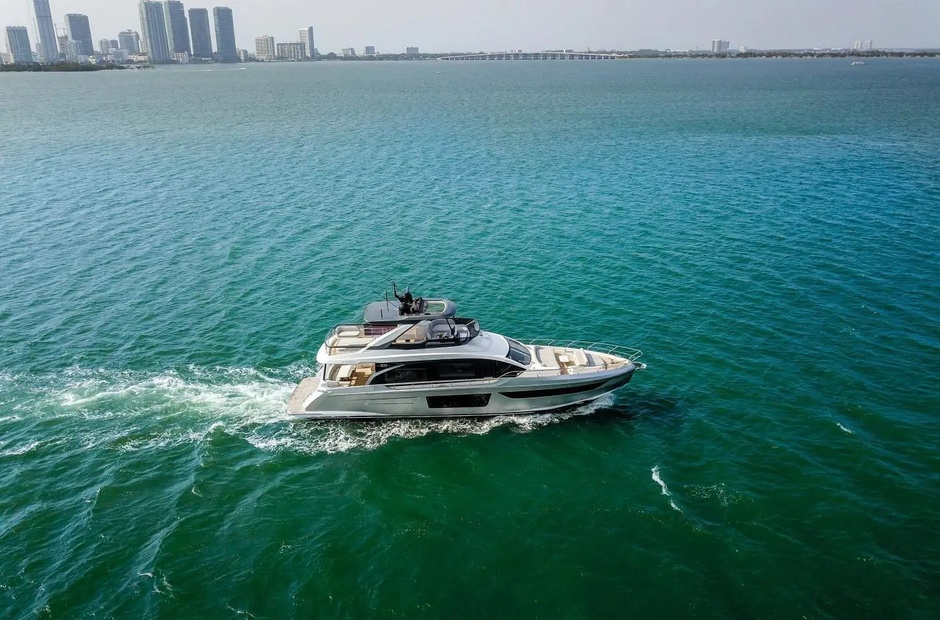 Azimut Crimson