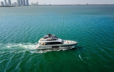 Azimut Crimson