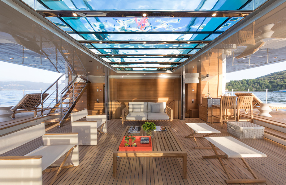 Beach club on Lady Lena