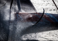 На снимок попала новая IMOCA Себастьяна Симона (Sébastien Simon) — ArkeaPaprec. Фотограф снял ее с вертолета, когда Себастьян вместе со своим товарищем по команде Винсеном Риу (Vincent Riou) тренировался перед Transat Jacques Vabre 2019. «Vendée Globe 2020 будет потрясающим», — считает Илой.