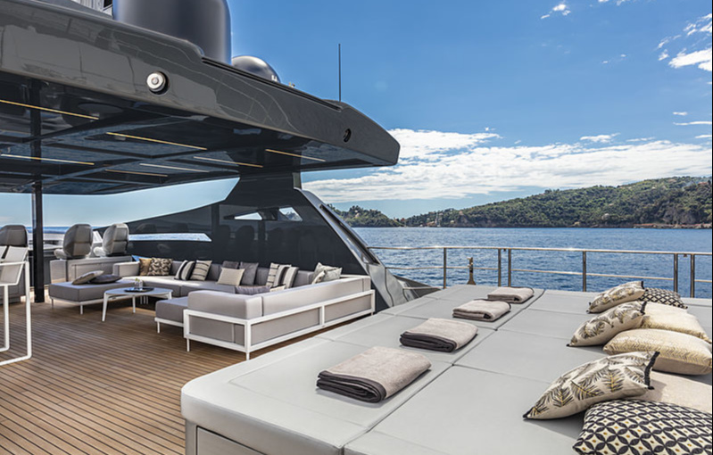 A staircase from the beach club leads straight to the sandwich, resulting in a single large space for outdoor relaxation. By the way, it's a completely new design feature that wasn't previously present in the «Pershings».