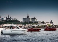 Некоторым рыбакам тоже подавай комфорт, так что специально для них — французский Merry Fisher 645 с подвесным мотором (на переднем плане). Большой закрытый салон укроет путешественников в случае непогоды, что очень удобно. Модель ныне уже снята с производства.