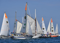 Классическая рыбацкая лодка Iles de Noirmentier ворвалась в стартовую область, подрезав Endurance 35 Esmeralda Игоря Зарецкого, Rustler 36 PRB Филиппа Пече и Tradewind 35 Puffin Иствана Копара    