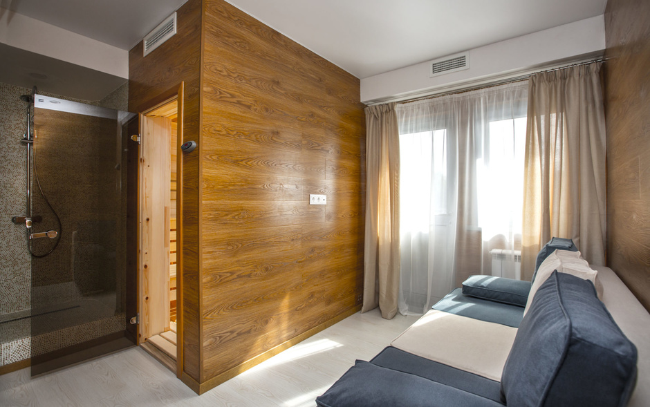 The sauna is adjoined by a relaxation room with access to the deck so that you can dive into the water immediately after the steaming.