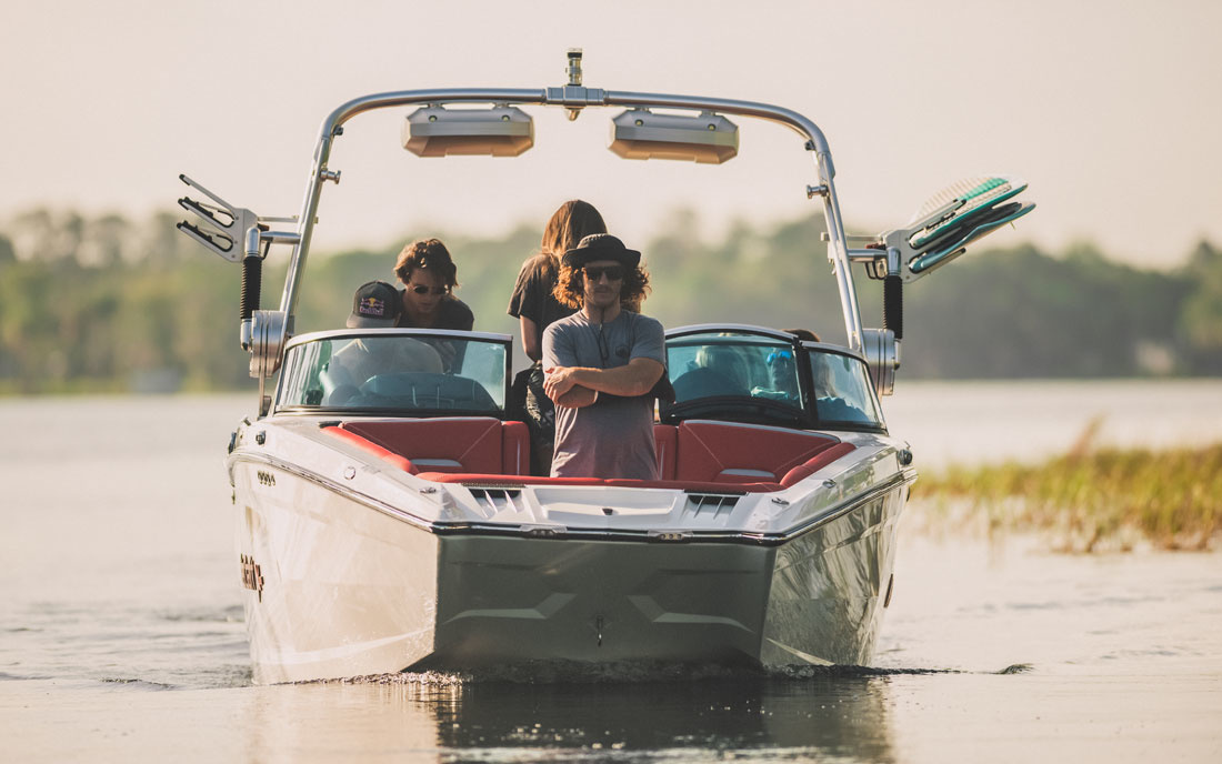 This is the benchmark among professional towboats in their own right. New look, updated ballast Switchback system with FastFill pumps and the biggest standard package in the series: ZFT4 motorized tower, two control monitors, new generation 5500 GDI Ilmor engine, premium Klipsch stereo system... And this is only part of a long list.