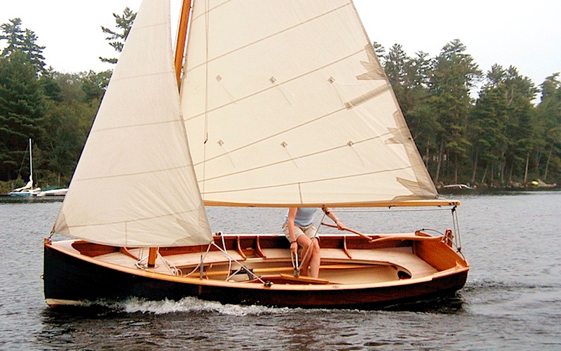 12 футов «12 футов Динги» (12′ Dinghy) с одномачтовым рейковым парусным вооружением шлюп