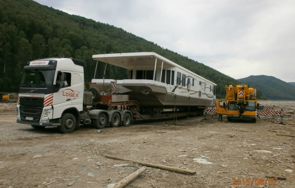  Train in the bay without water