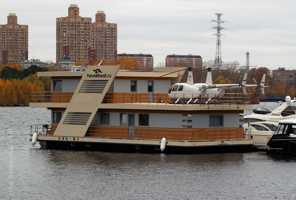 Plavdachniki, rejoice - a big house on the water, and besides with a heliport, became a reality! The reality is Heliboat 209. The living area of the houseboat varies from 160 to 300 square meters, and to live on board you can at least all year round, the benefit of the steel hull of the catamaran type will calmly winter in the ice. All life support systems are self-contained and environmentally friendly, and it is also able to move at speeds of up to 16 km/h with a range of 1,200 km.