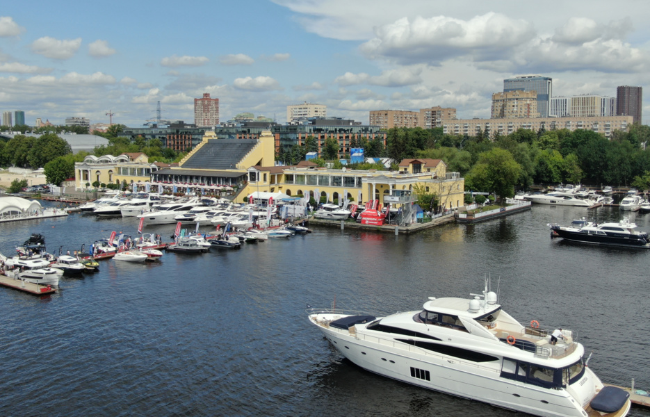 Исторические трибуны водного стадиона «Динамо» виднеются на заднем плане. В начале 2000-х здание находилось в плачевном состоянии. С приходом сюда Royal Yacht Club трибуны обрели новую жизнь. Фото пресс-службы Royal Yacht Club.