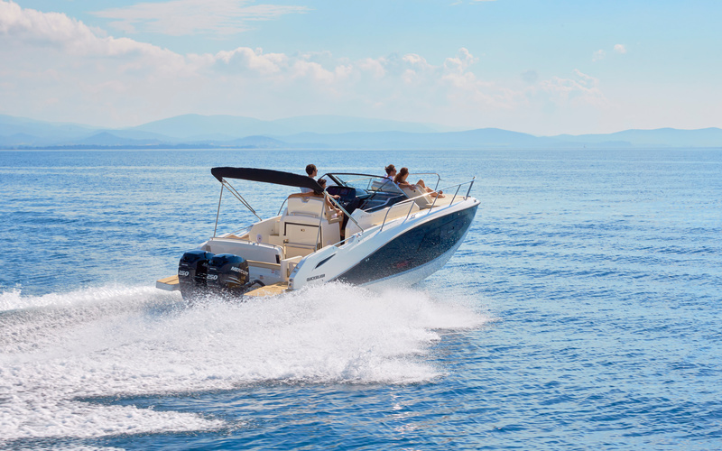 Quicksilver Activ 875 Sundeck