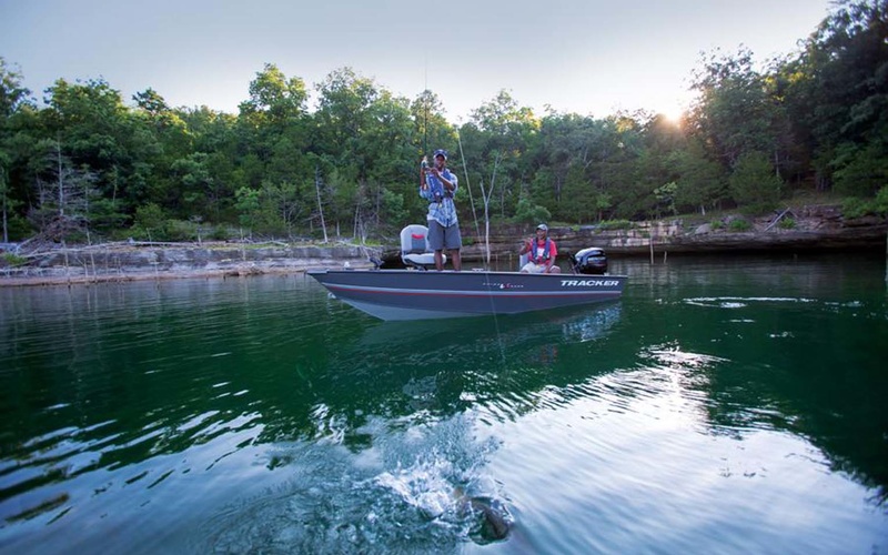 Tracker Guide V-16 Laker DLX T