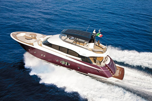 There is a recess at the bow of the yacht and a recreation area at the bow. The table can be removed and then two large leather sun beds are formed instead of sofas.